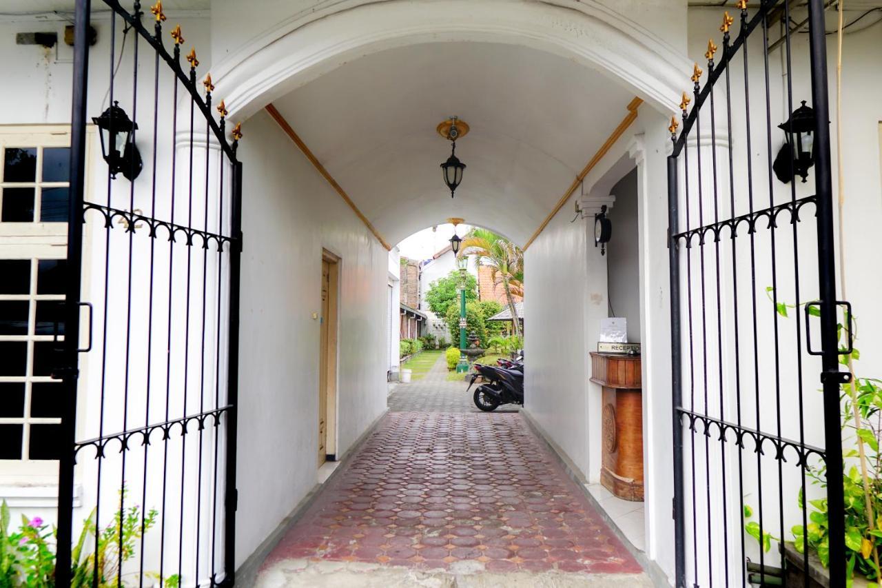 Hotel Tulips Jogjakarta Buitenkant foto