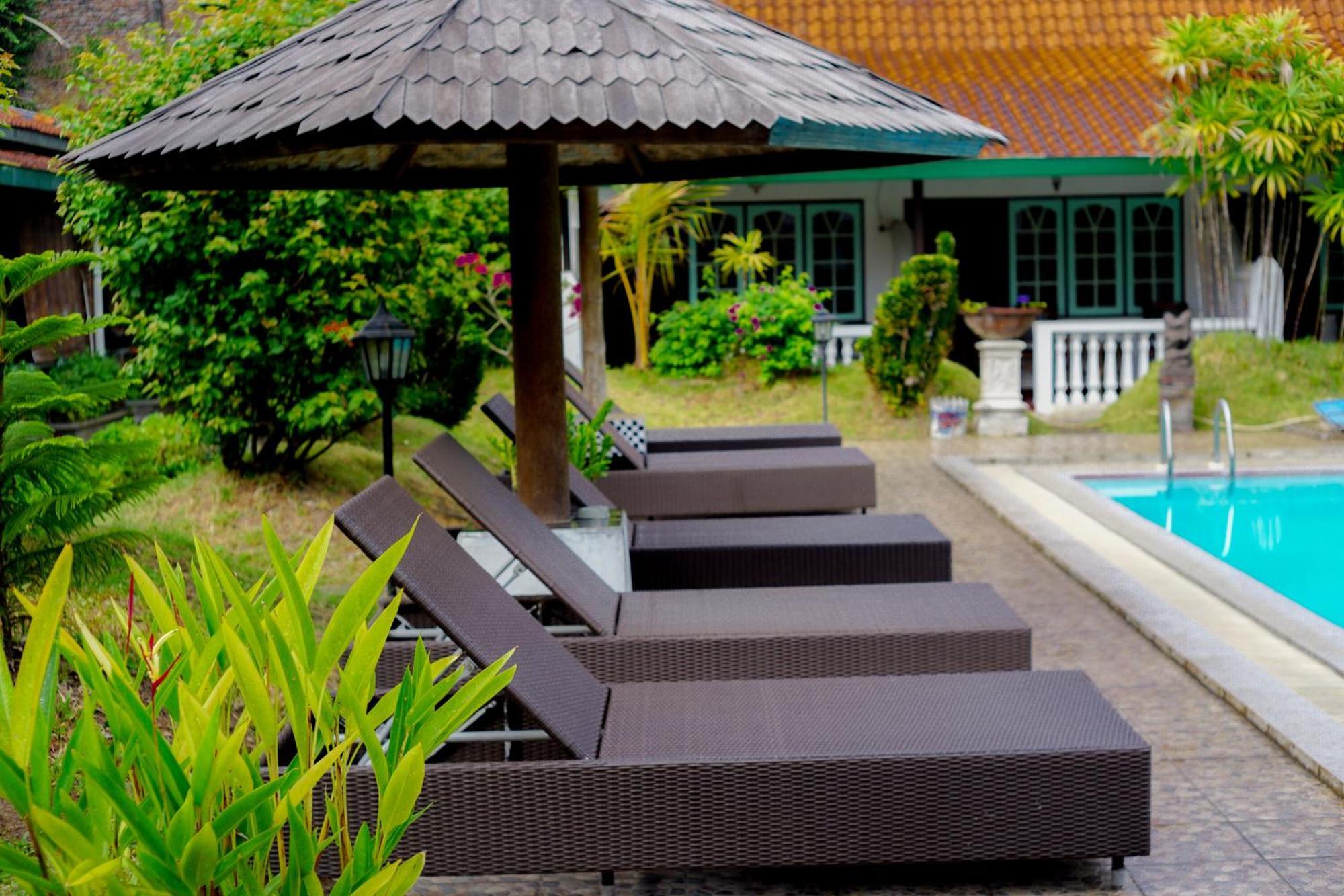 Hotel Tulips Jogjakarta Buitenkant foto