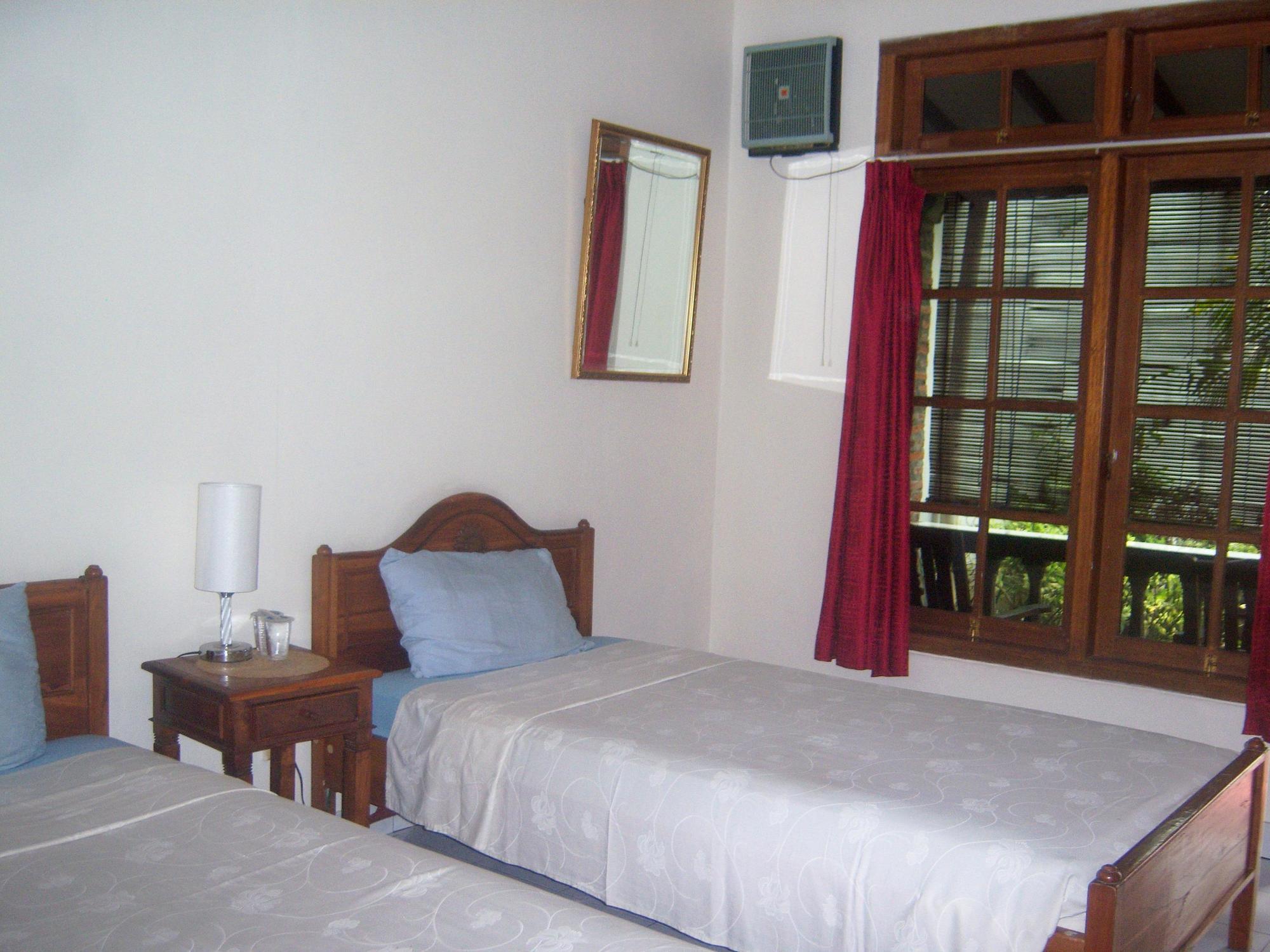 Hotel Tulips Jogjakarta Buitenkant foto